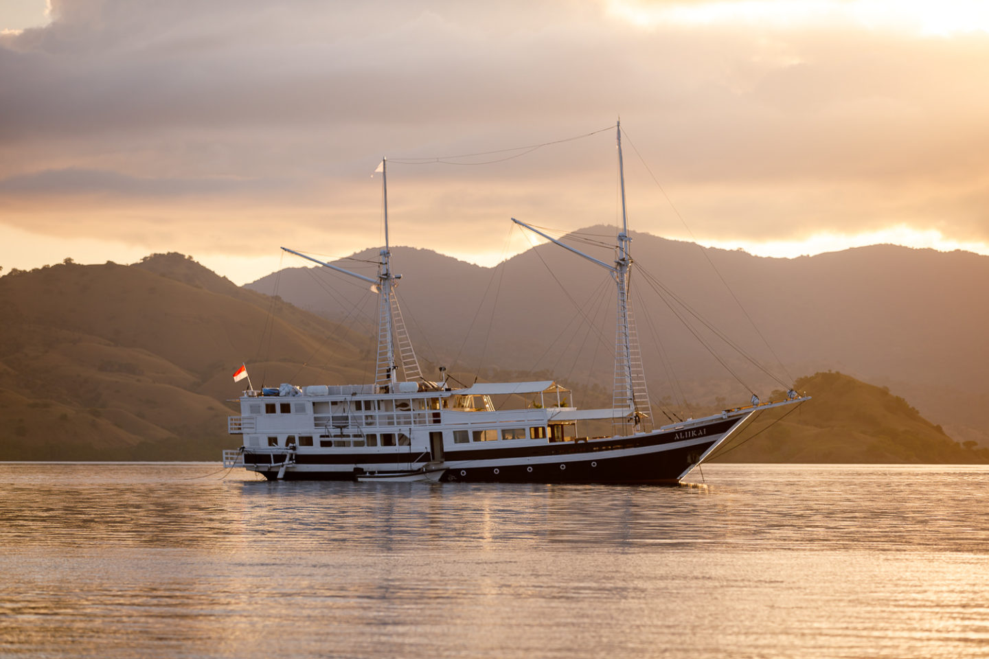 Luxury Yacht to Komodo