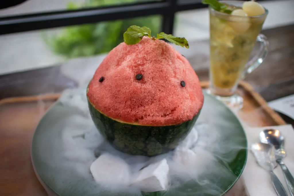 抹茶シロップと白玉が乗った、涼しげな日本のかき氷