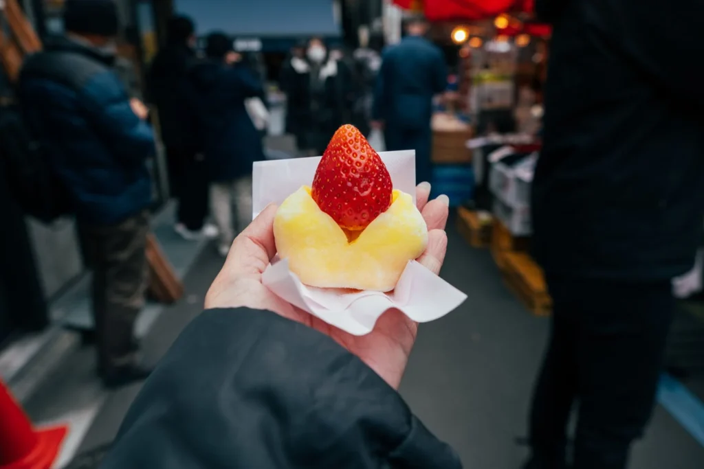 桜餅といちご大福が美しく盛り付けられた春らしい和菓子の写真